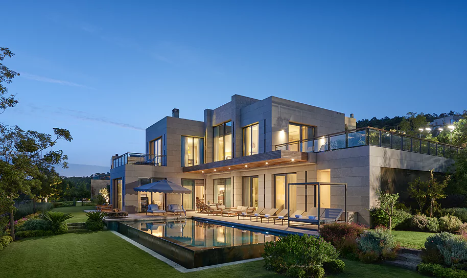 Bodrum lüks villa — alacakaranlıkta sonsuzluk havuzu